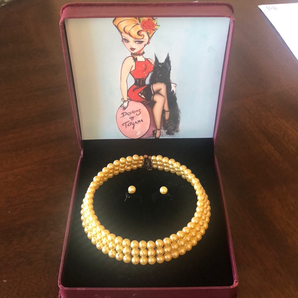 Necklace and earring set